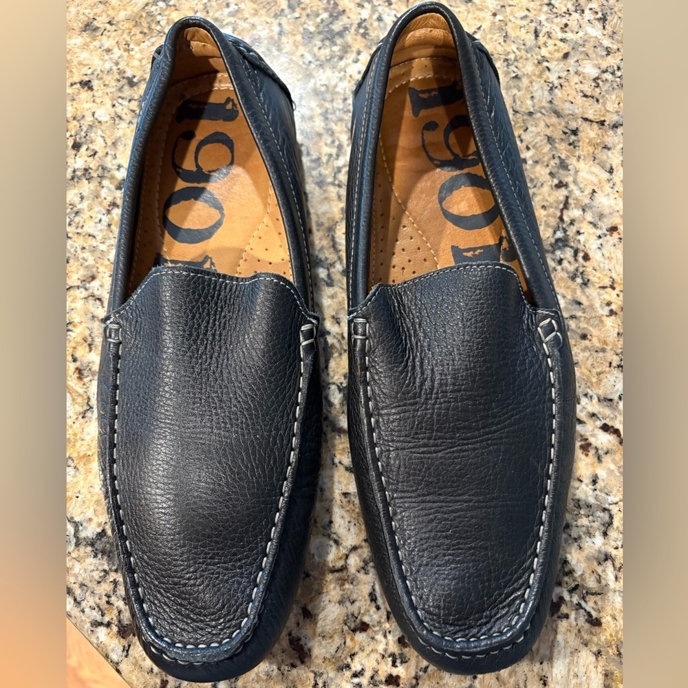 ▪️1901 Leather Slip On Loafers